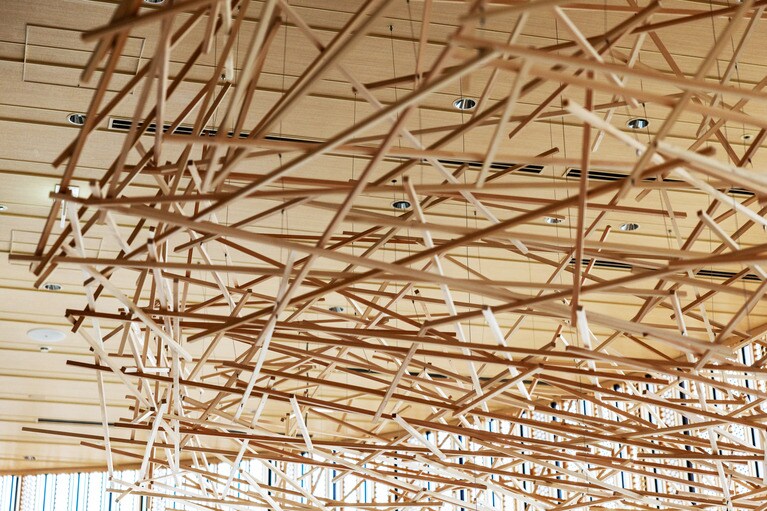 天井には箸を思わせる木材で作られたアートが。パリでは本物の箸を使って作られた。