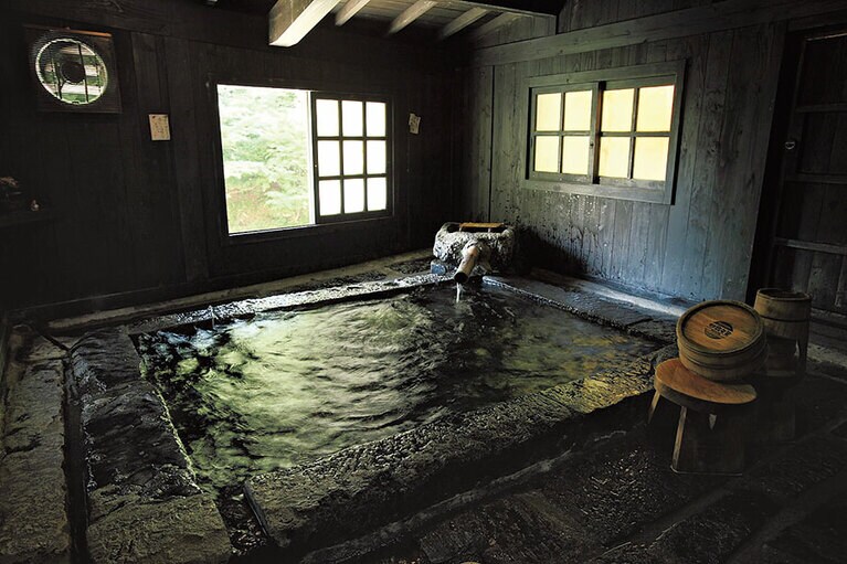 【壁湯温泉 旅館 福元屋】蔵に使われていた石で造った｢隠り国の湯」。