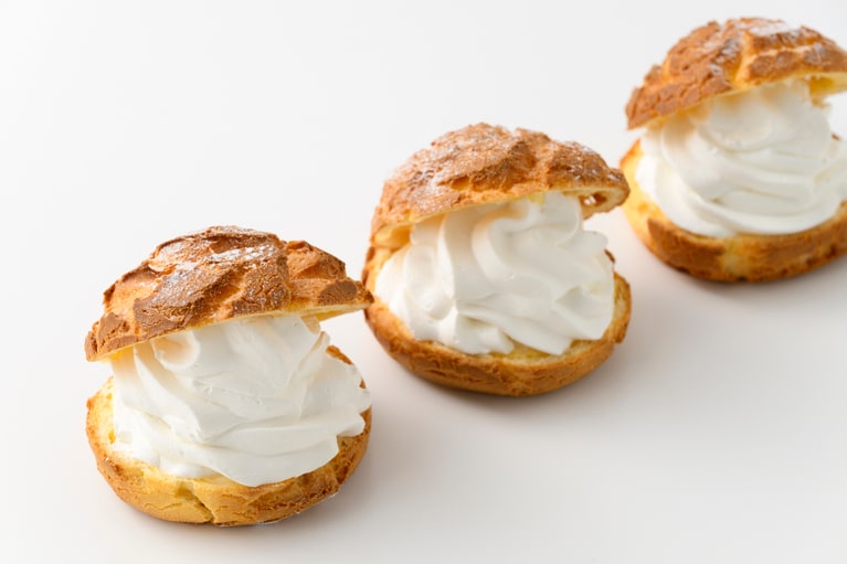 窯焼きダブルシュークリーム 各437円。