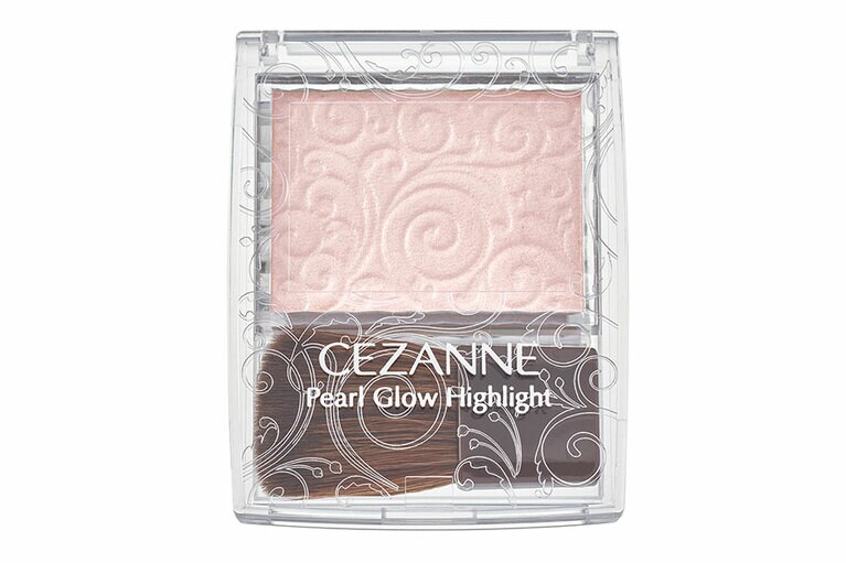 ひと塗りで内側から発光しているようなツヤを放つハイライト。最新色の04シェルピンクは、“桜貝ハイライト”とも呼ばれる淡いピンク。「血色感を出せる」と大人気で、「この色が一番好きになった」という声も。美容保湿成分(ヒアルロン酸Na・ラベンダー花エキス・カミツレ花エキス・ローズマリー葉エキス)も配合。パールグロウハイライト 04シェルピンク 660円。