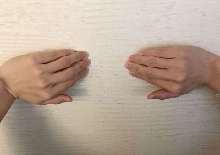 人差し指・中指・薬指の3本は第一関節から曲げて、気持ちいいと感じる程度に刺激する。