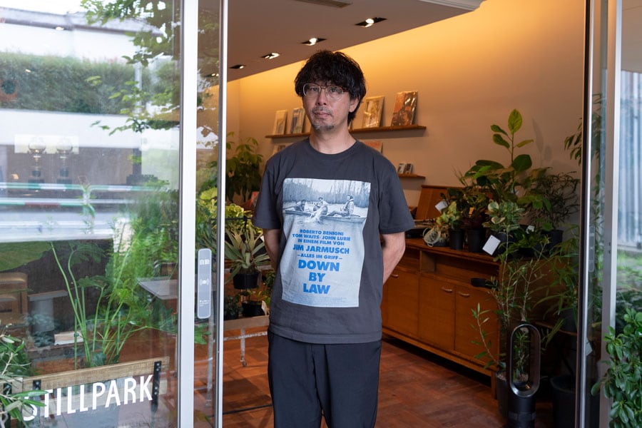 店主の山崎真央さん。20歳からDJを始め、20代半からレコードショップのプロデュースや、ライブイベント、フェスなどの企画をしている。