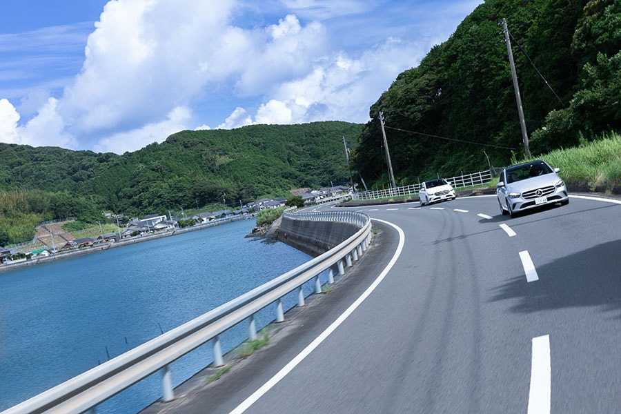 福江島のうねうね道をドライブ。試乗車には、ステアリングアシストなど最先端の安全システムが搭載されているので、運転に慣れていない人でも安心。