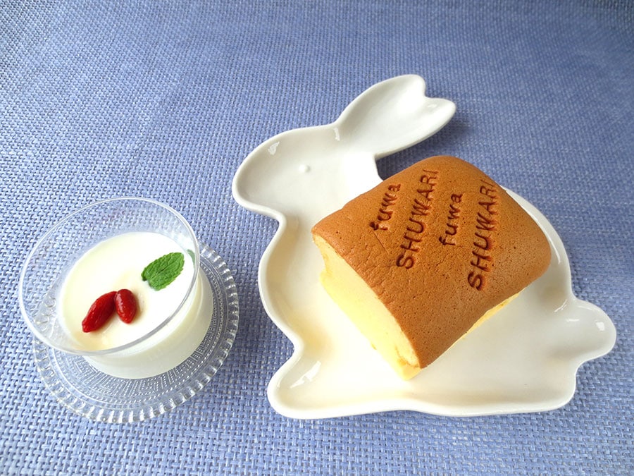 左：「～極～杏仁豆富」356円。豆腐ではなく「豆富」です。右：「台湾カステラ”fuwa SHUWARI”」 518円。