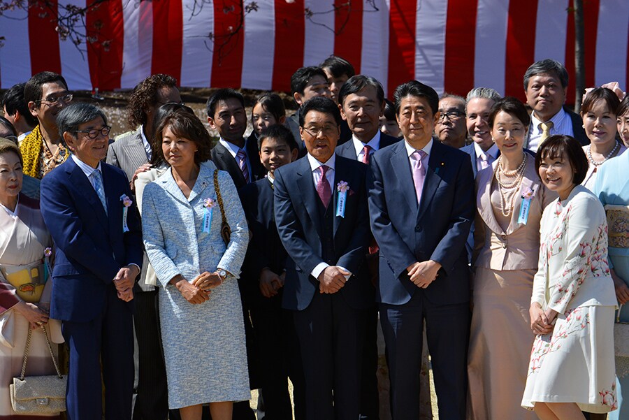2019年4月、安倍晋三首相が新宿御苑において主催した「桜を見る会」での一コマ。中央が五木ひろし。