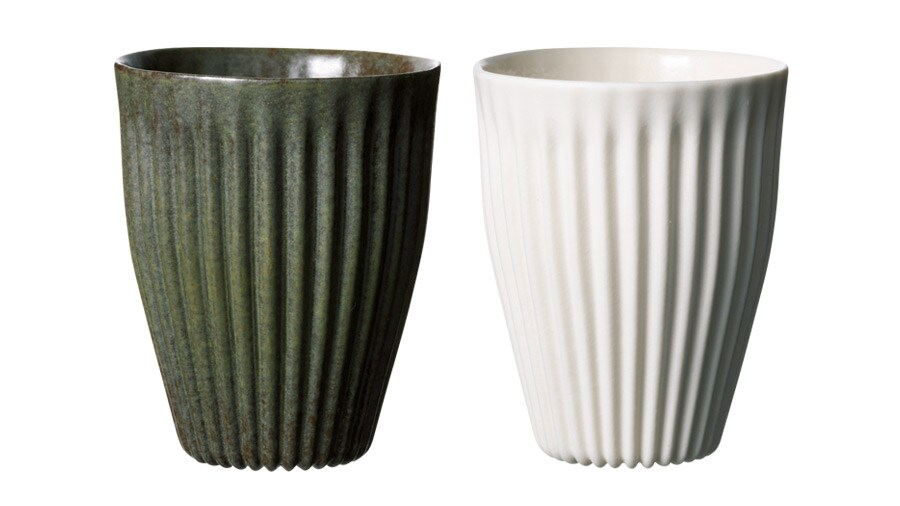 「飛松陶器のフィンカップ カーキ、白」φ7.5×H9cm 各4,000円