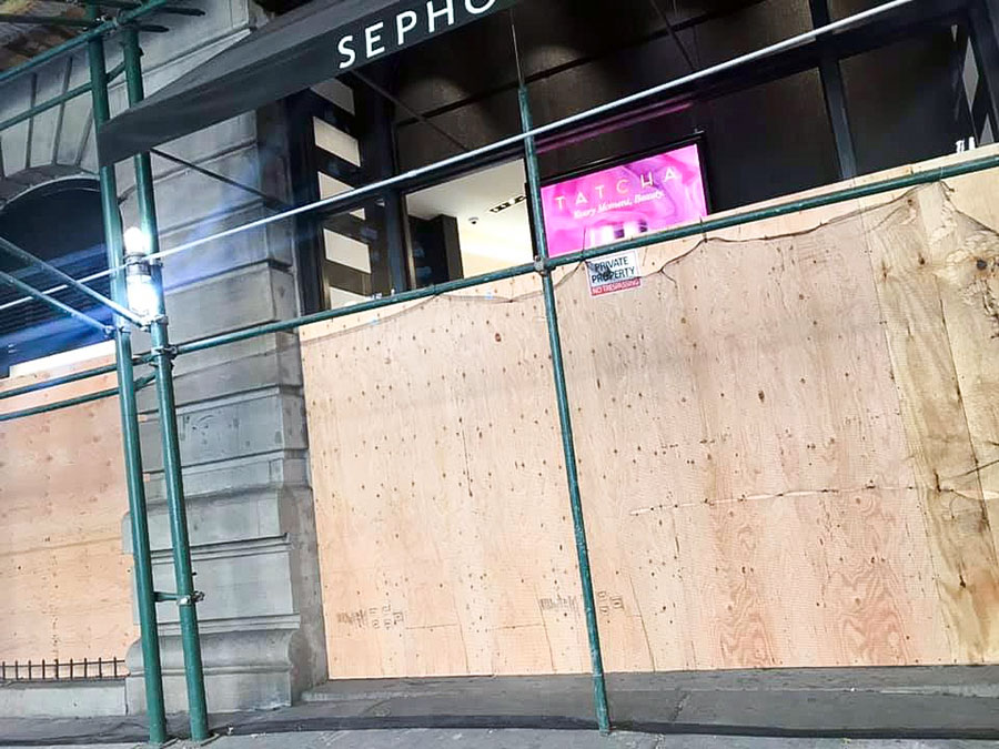 店舗をクローズ後、板でバリケードを築くコスメセレクトショップ、セフォラの店頭。Photo：Etsuko Chiba