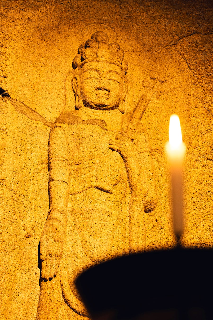 高さ4.5m、幅5.5mの巨大な十一面観音菩薩像は本堂の裏の岩とつながっている。頭に十一の顔がついており穏やかな表情に癒やされる。
