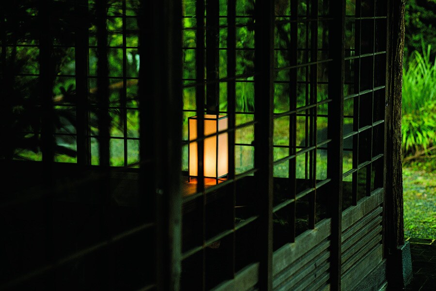 【養生館はるのひかり】館内は全体的に落ち着きのあるほの暗さで、間接照明がぽつぽつと。Photo: Takafumi Matsumura