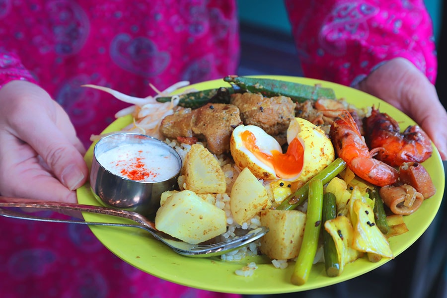 頑丈で軽いメラミン皿は、マレーシアの屋台でおなじみ。複数の料理がワンプレートにぎゅうぎゅうに盛られているカオスな感じも現地そのもの。