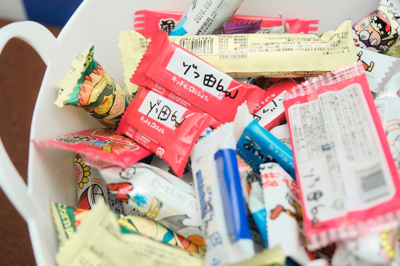 盛大にまかれたお菓子。