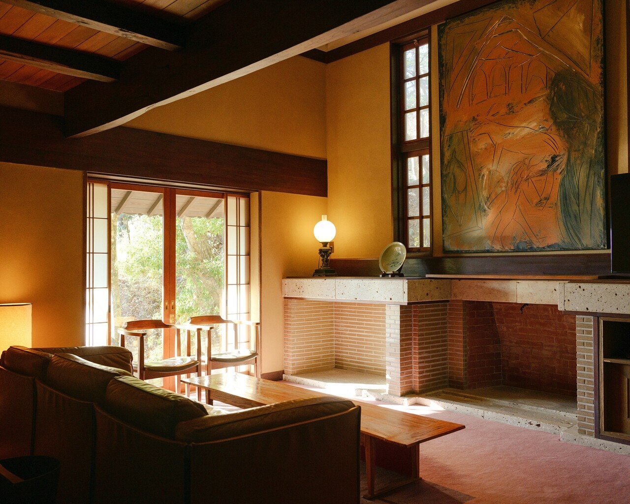 日本各地から移築された古民家の伝統的なたたずまいを残しながら、モダンデザインを巧みに融合させた個性的な離れ12室。こちらは、この宿を象徴する客室のひとつ「吉」。