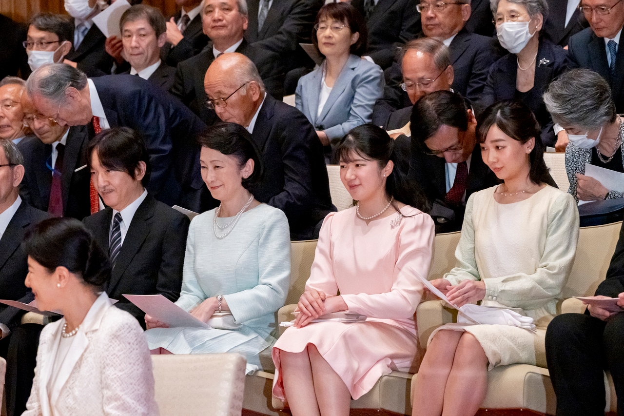 皇居・東御苑の桃華楽堂で催された上皇ご夫妻の卒寿を祝う音楽会（宮内庁提供）