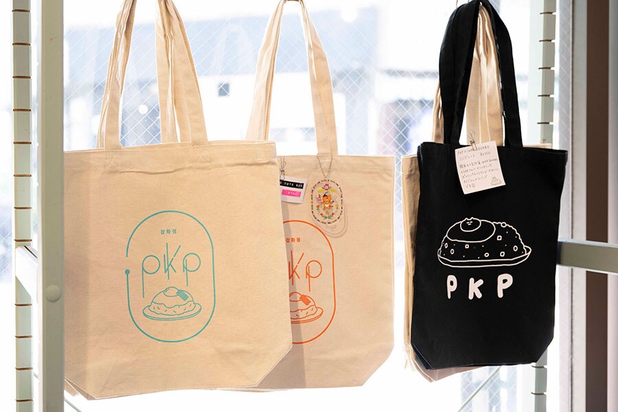 「雑貨店PKP」のオリジナルトートバッグ。