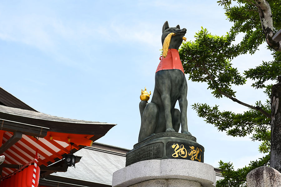 キツネは穀物の天敵であるネズミを食べてくれるため、五穀豊穣の神様のお使いと考えられてきた。