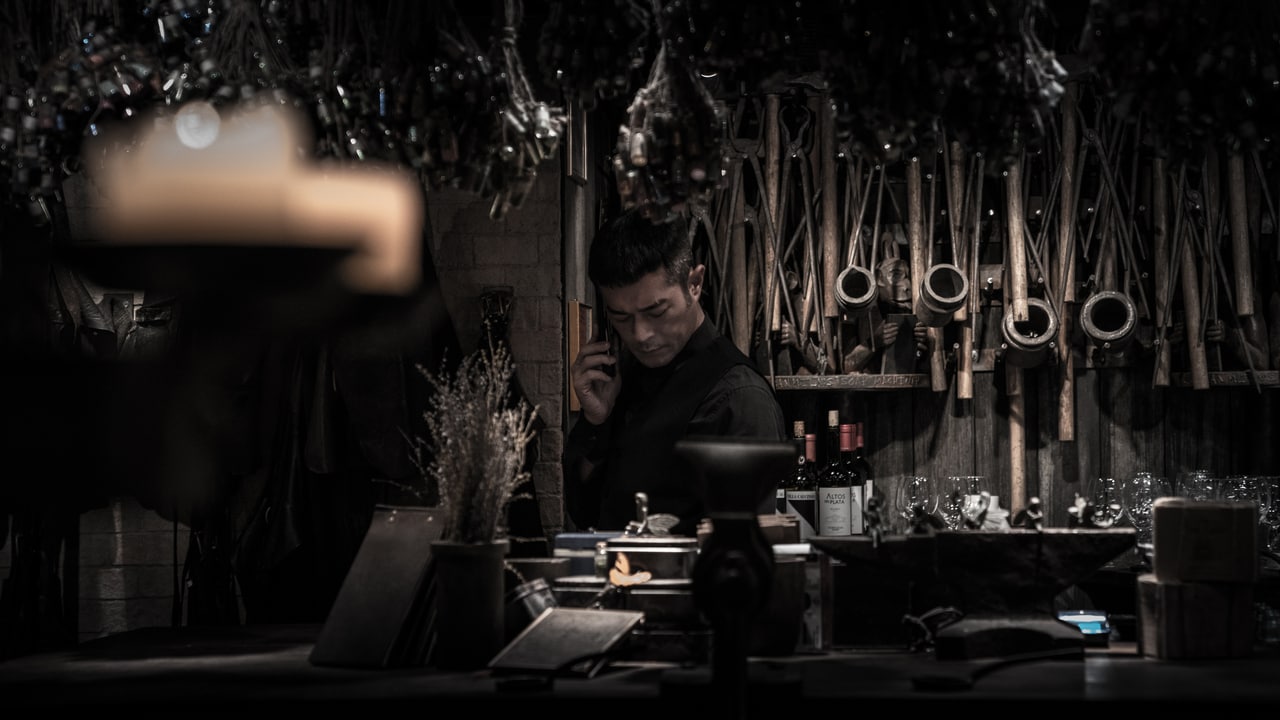 『風林火山』より。ルイスに加え、金城武、ラウ・チンワン、レオン・カーフェイと豪華スターが共演。2017年から18年にかけて撮影されたため、ルイスもキャストも少しだけ面ざしが若い。テーマ曲は坂本龍一が手がけた。舞台の一つであるバーは香港のセントラルにもあるThe Iron Fairies。