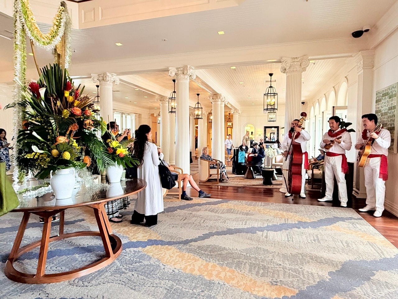 ロイヤルハワイアンバンドの演奏で来場者をお出迎え。