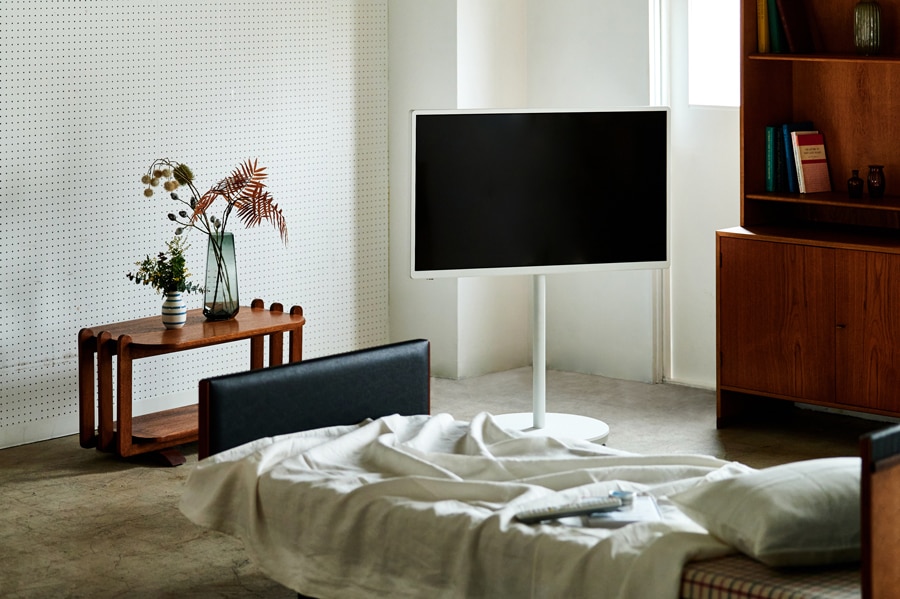 レイアウトフリーテレビがあれば、寝室に2台目のテレビを置く必要がなくなる。ミニマムな暮らしを目指す人にもおすすめのスタイルだ。