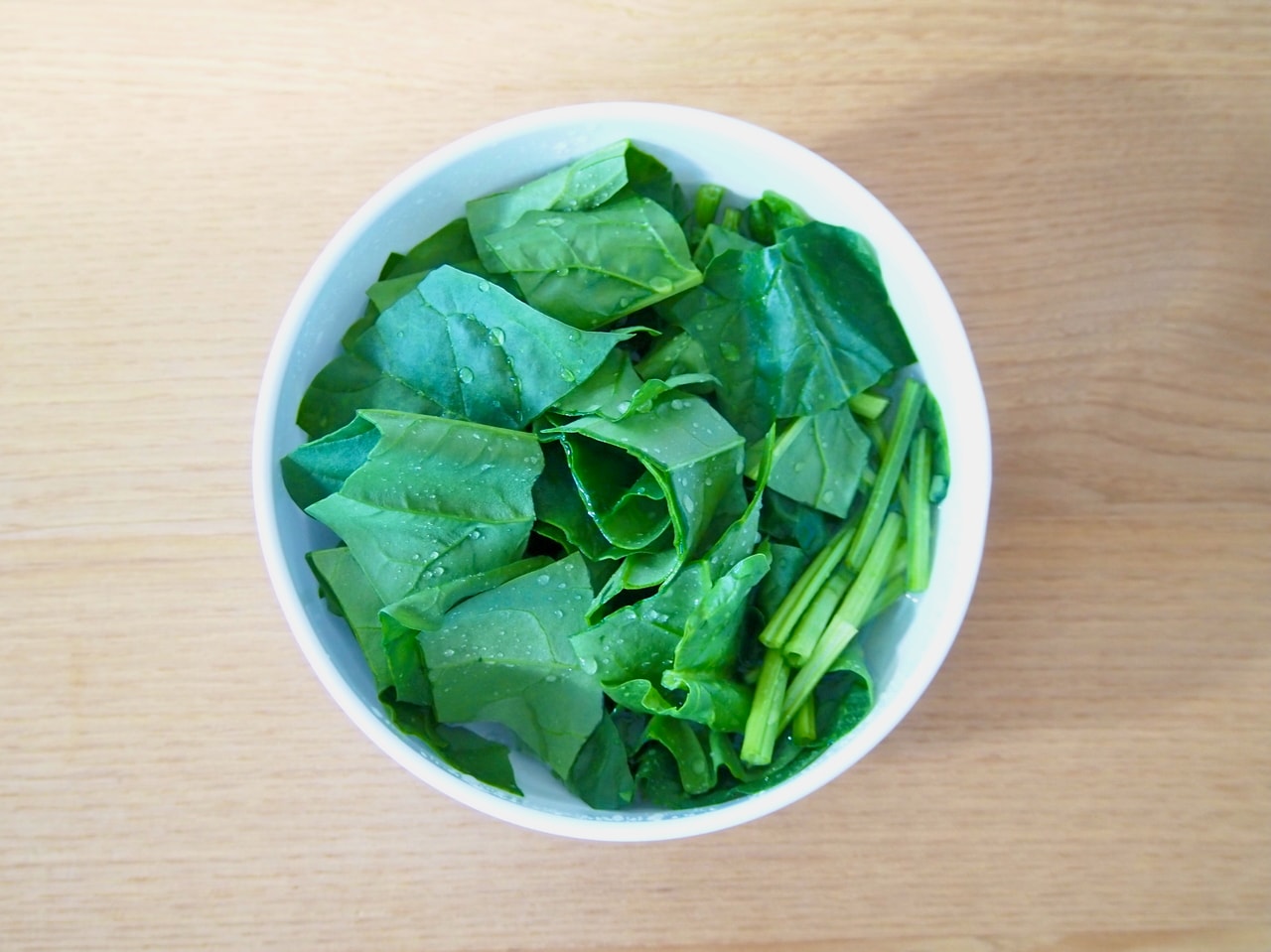 ほうれん草は4cm幅に切り、15分ほど水に晒す。