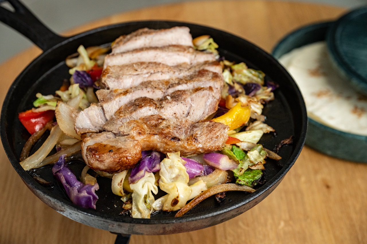 「鹿児島県ふくどめ小牧場のポーク・ファヒータ」2,860円。