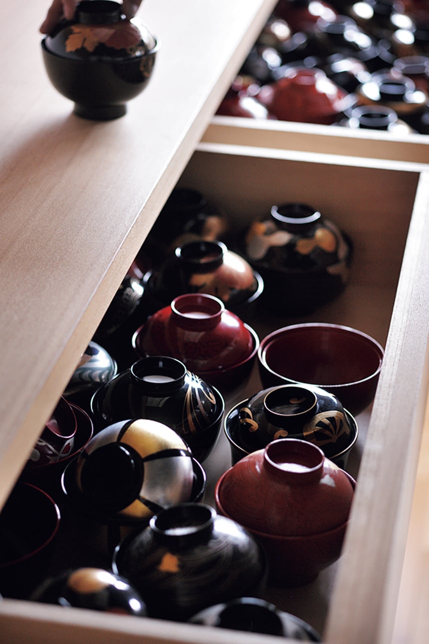 店舗の引き出しには、和食シーンを彩る四季折々の椀のサンプルがびっしり。