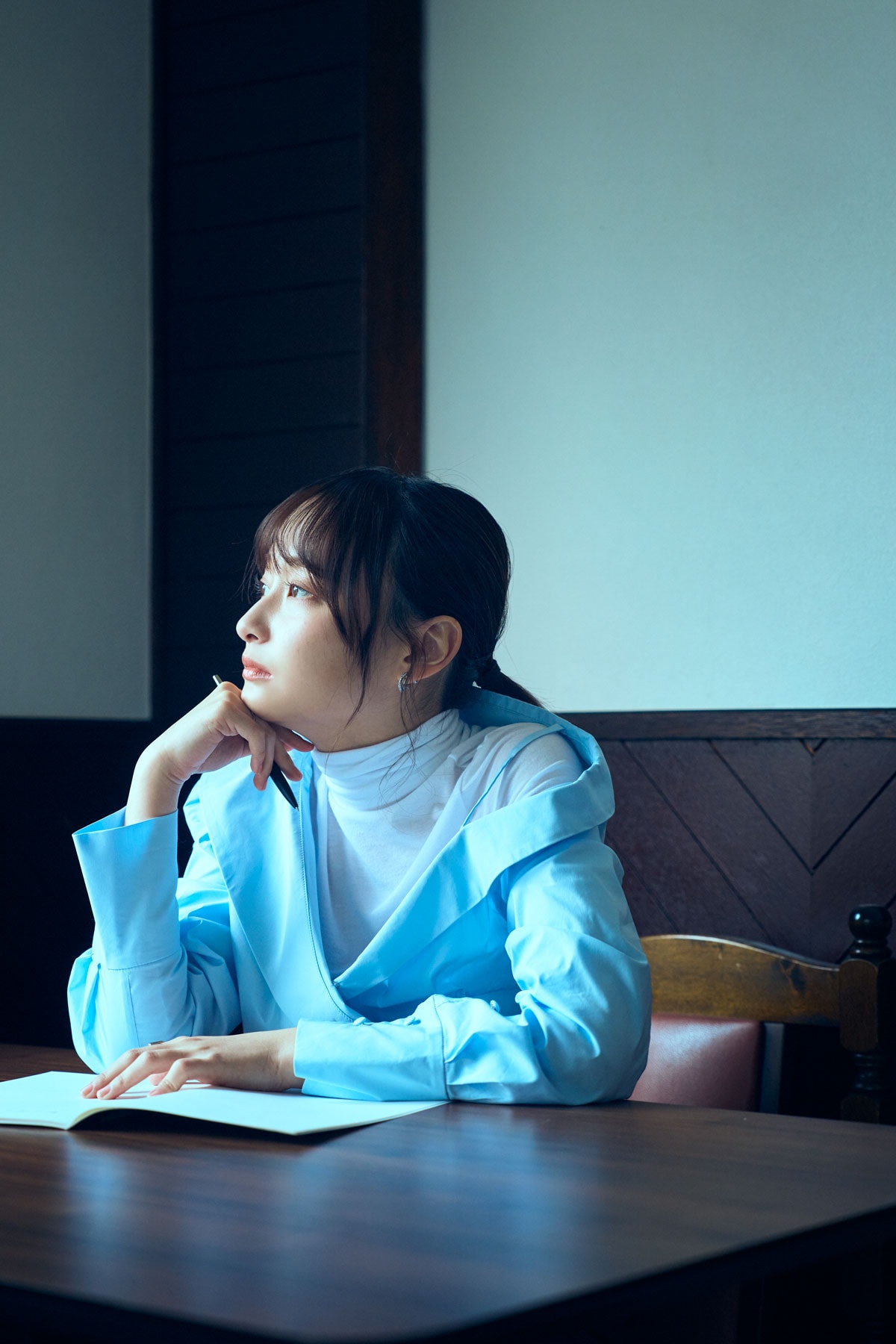 初のエッセイ集『影まで愛して』を上梓した影山優佳さん。（写真＝神藤 剛）