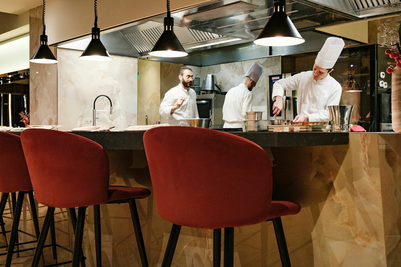 厨房を囲むように配置されたカウンター席。