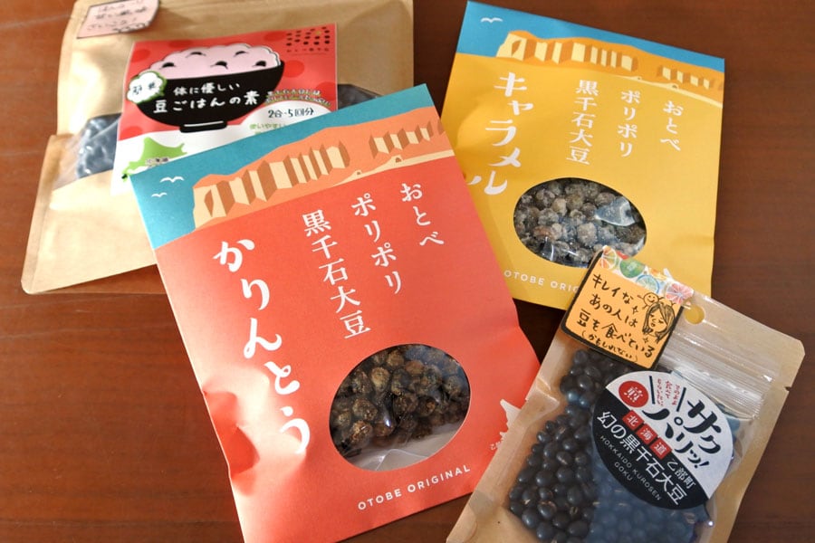 名産の黒千石大豆を活かした、かりんとうやごはんの素。若い世代が町を盛り上げています。