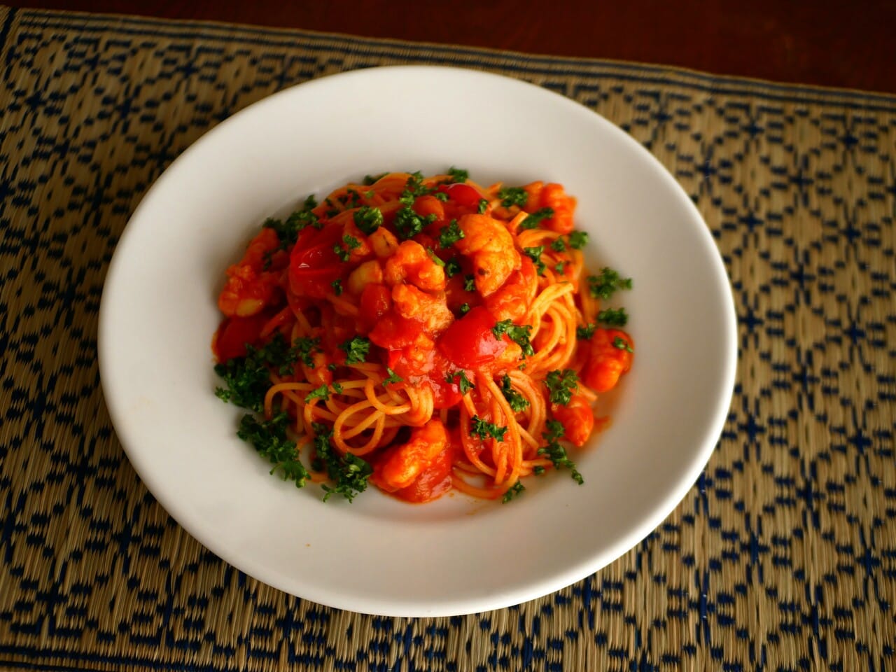 年の瀬の、ある日のお昼。海老とトマトのスパゲッティ。パセリをたっぷり散らすのが年々好きになる。苦さを体が喜んでいるような感覚がある。