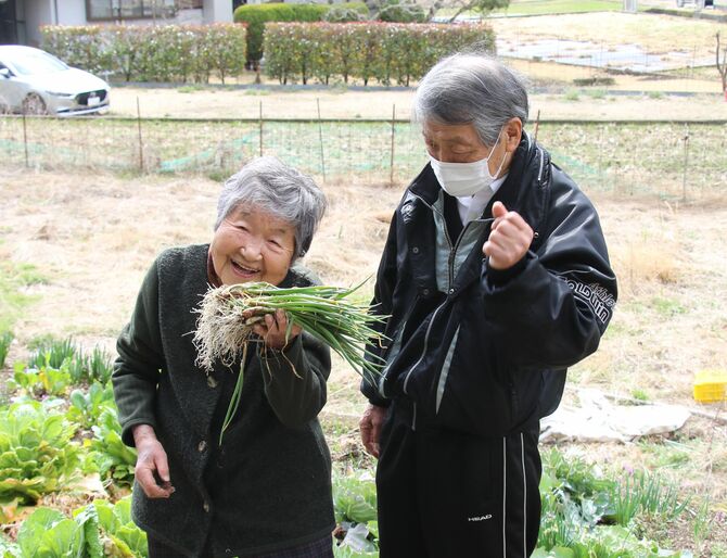 畑仕事の弟子、金丸先生と（2022年3月撮影）