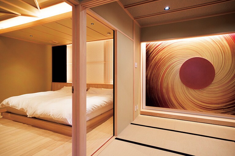 スイートルーム「月輪」。室名は吉本英樹氏の作品から。