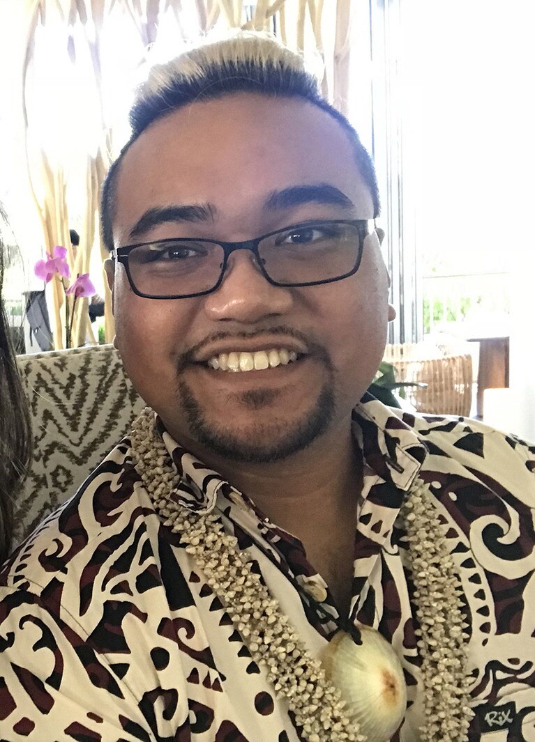 大きな指で器用に小さな貝殻を紡いでいく貝細工の先生。髪型がユニーク！