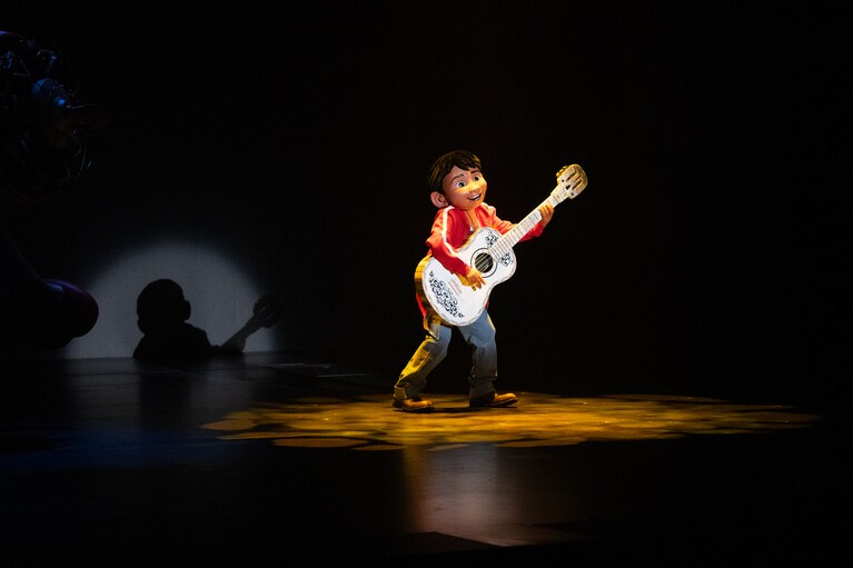 『リメンバー・ミー』のミゲルが登場。ふたりの歌声が美しく重なり合う