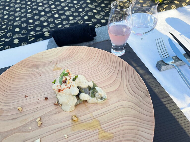 「鮃と夏野菜のタルタル」と「ホップとプラムのスパークリング」。