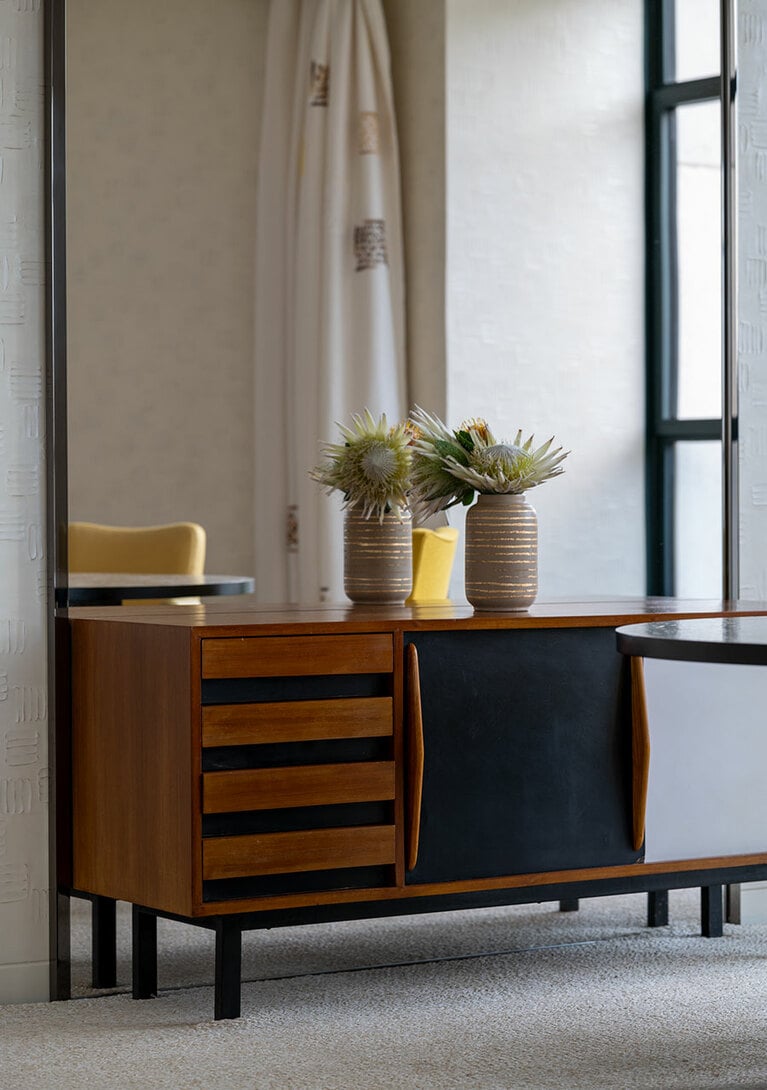 シャルロット・ペリアンの家具もさり気なく。