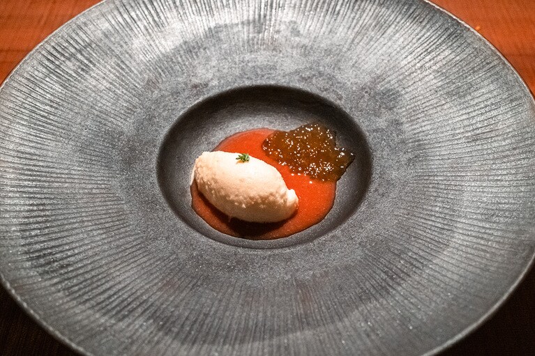 「発酵苺スープ ジオヒルズ白ワイン 山羊ミルク」さっぱりしたミルクが、おいしかった料理の余韻にそっと寄り添う。（撮影：石川博也）