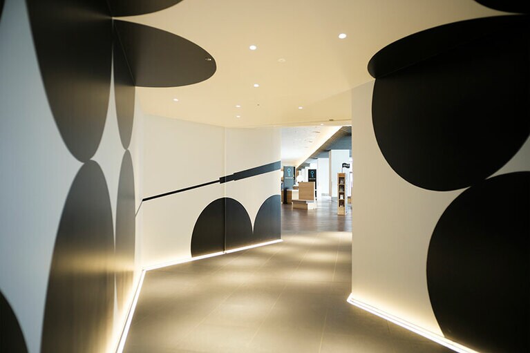 たこ焼きをモチーフにした、モダンなデザインのアプローチ。