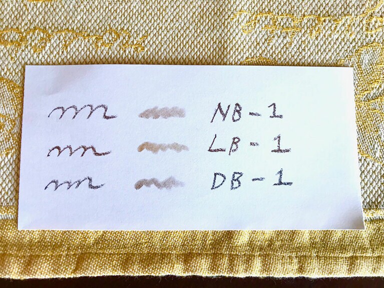 色は上から、自然なブラウンのNB-1、明るめで気持ち黄味寄りのLB-1、暗めな焦げ茶のDB-1の3色。