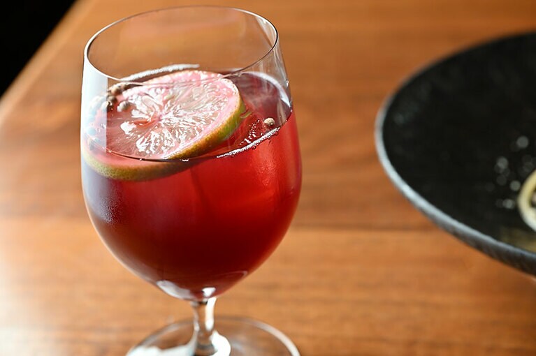 「蜂蜜とフレッシュローズマリーの特製サングリア」。