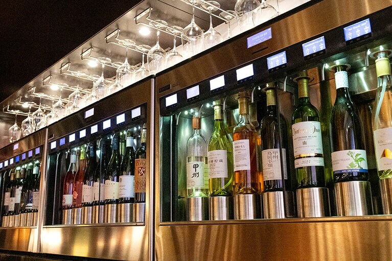 セルフ形式で気軽にテイスティングしながら（25ml150円～）、好みのワインを探して。