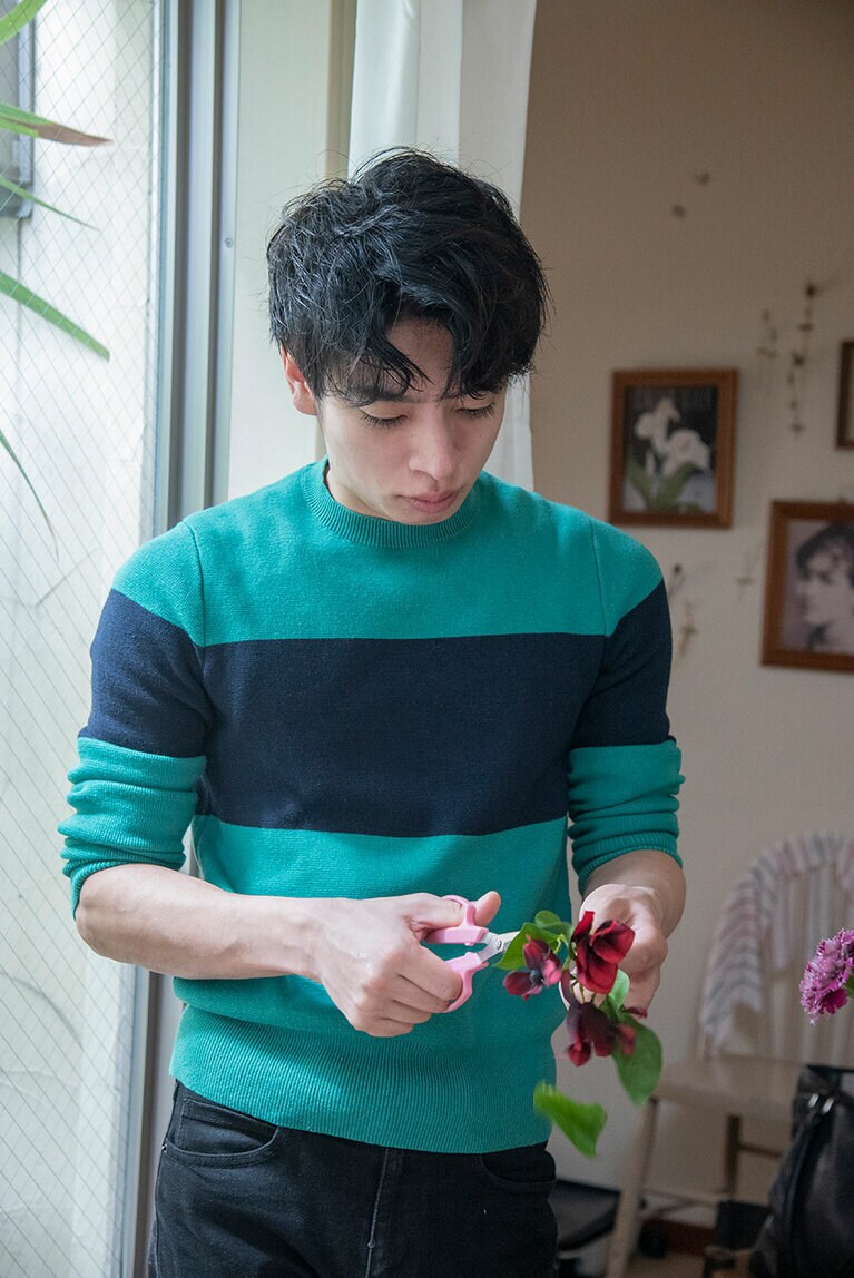 フラワーデザイナーの佐藤俊輔さん。