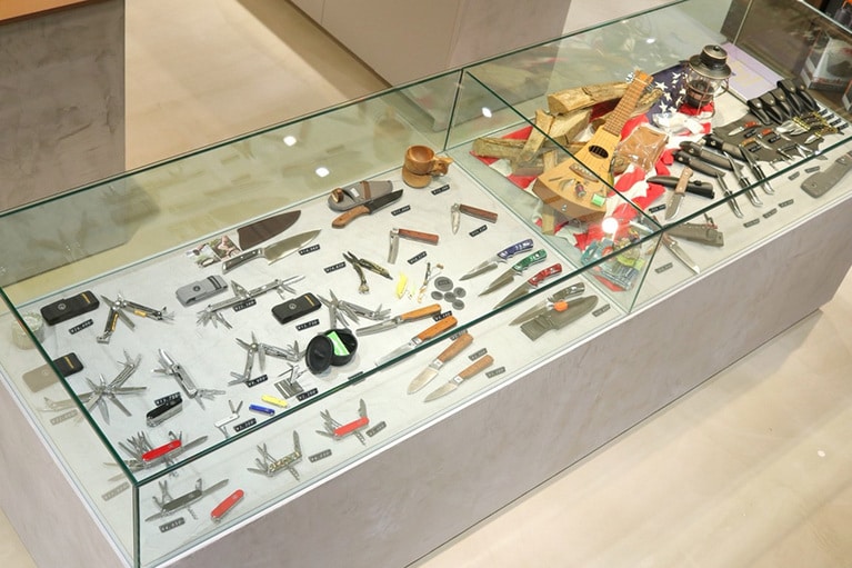 アウトドアシーンで欠かせないナイフやマルチツール。スイス国章の十字をあしらったアーミーナイフメーカー「ビクトリノックス」は、多機能ナイフのパイオニアだ。