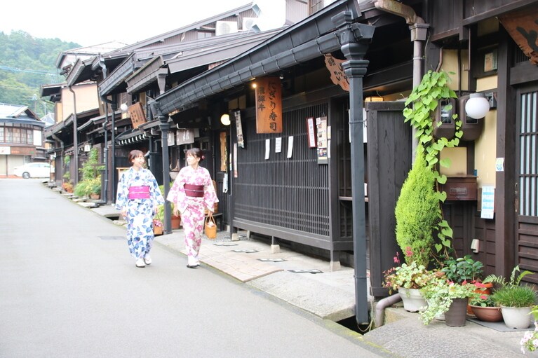 古民家を改修した雑貨屋さんやカフェ、甘味処など、思わず立ち寄りたくなるお店が多数。ぶらりと散歩しながら、気になるお店を見つけるのも楽しいひととき。