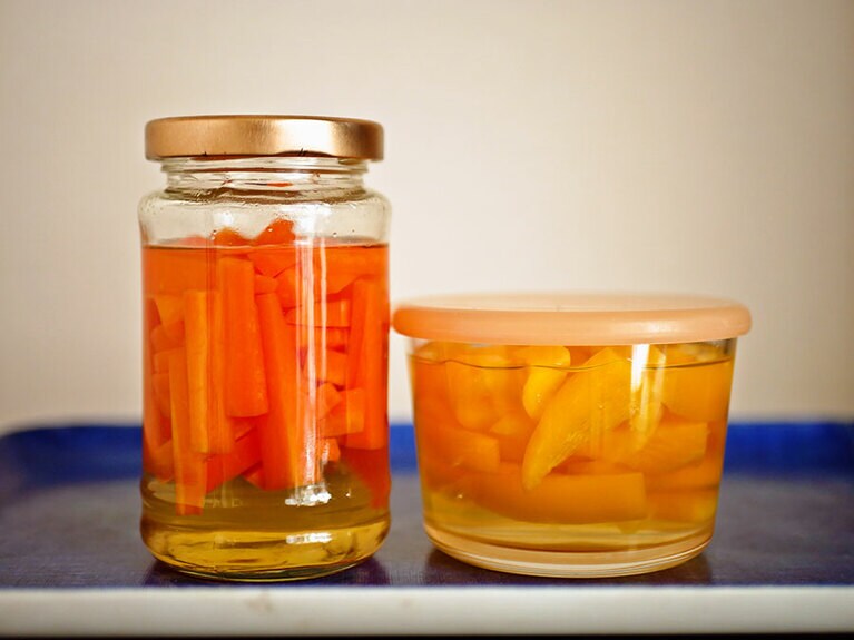 調味酢に漬ける野菜は、パプリカやニンジンなどもおすすめ。