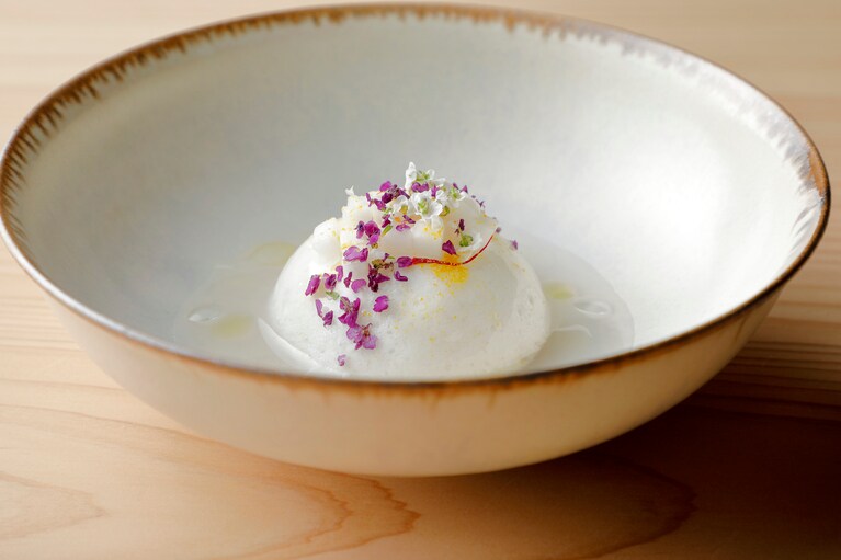 ササニシキのギモーヴ、魚介のコンソメ。