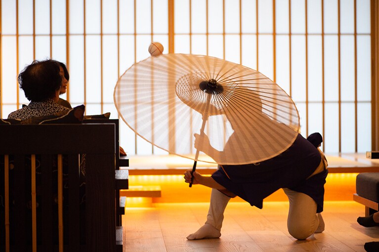 日本酒を味わいながら、江戸時代から伝わる曲芸を鑑賞。