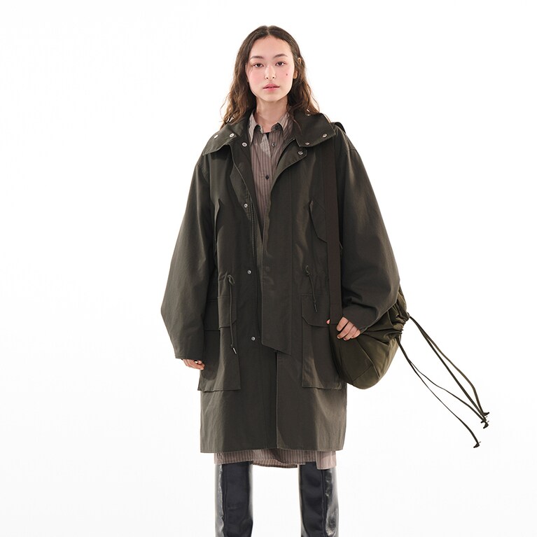 フーデッドコート57 OLIVE 12,900円、ストライプシャツワンピース(長袖) 56 OLIVE4,990、クルーネックT(半袖) 09 BLACK 1,000円、ドローストリングショルダーバッグ  57 OLIVE 2,990円。