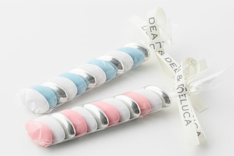 DEAN & DELUCA ドラジェ 各450円(12個入り)。上から：ブルー×シルバー、ピンク×ホワイト×シルバー。