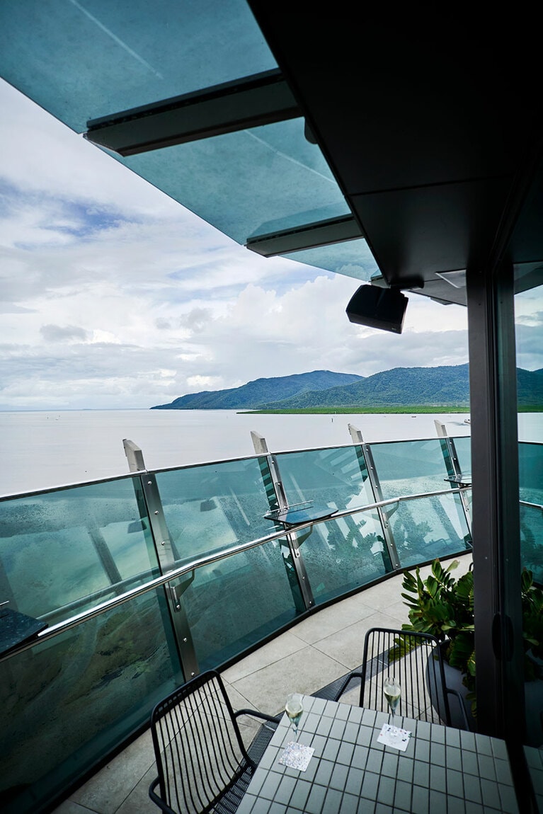 左：タワーのルーフトップバー「Rocco」は16時～22時30分。17時までは“サンセットバブルズ”タイム。スパークリングは8ドル。
右：プール越しに眺めるタワー。