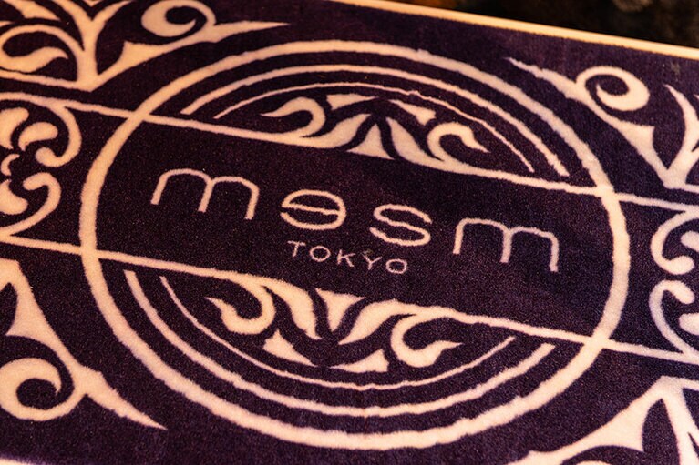 ホテルのロゴ入りのカーペットが贅沢に敷かれています。